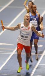 Jakub Krzewina zwycięsko kończy sztafetę 4x400 m.