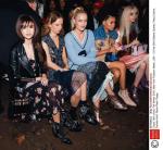 Modowe trendsetterki na lutowym, nowojorskim Fashion Week. Od lewej siedzą aktorka i piosenkarka Selena Gomez, modelka i fotografka Petra Collins, modelka Carlotta Kohl i aktorka Storm Reid.