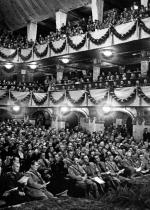 Alfred Rosenberg u boku Hitlera w pierwszym rzędzie na widowni w teatrze Apollo w Norymberdze w 1934 roku podczas imprezy kulturalnej zorganizowanej przez partię nazistowską.