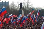 Prorosyjska demonstracja w Sewastopolu tuż przed aneksją Krymu. Według ukraińskiego spisu powszechnego w 2001 r. 90,6 proc. mieszkańców tego miasta uważało język rosyjski za ojczysty