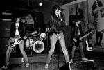 Koncert The Ramones w legendarnym nowojorskim klubie CBGB's przy Bowery 315 na Manhattanie, 31 marca 1977 roku. Od lewej: Johnny Ramone (1948–2004), Tommy Ramone (1949–2014), Joey Ramone (1951–2001) i Dee Dee Ramone (1951–2002). 