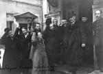 Warszawa, 11 grudnia 1922 r. Prezydent RP Gabriel Narutowicz (trzeci z prawej) wychodzi z Sejmu po uroczystości zaprzysiężenia.