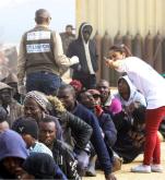 Libia. Uratowani z tonącego statku imigranci z Afryki, którzy chcieli dotrzeć do Europy.