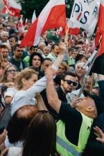  Nieufność przerodzila się w Polsce we wrogość (bchody 86. miesięcznicy smoleńskiej, Warszawa, czerwiec 2017 r. Obywatele RP kontra uczestnicy marszu PiS) 