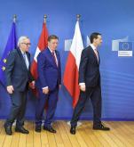 Przewodniczący KE Jean-Claude Juncker, premierzy Łotwy Maris Kucinskis i Polski Mateusz Morawiecki  podczas szczytu Unii Europejskiej w Brukseli