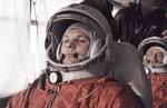 Jurij Gagarin z dublerem Giermanem Titowem w drodze do Centrum Kosmicznego Bajkonur. Pierwszy lot człowieka w Kosmos odbył się 12 kwietnia 1961 r.  