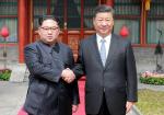 Czy Chiny pomogą znaleźć rozwiązanie konfliktu wokół nuklearnego programu Korei Północnej? Na zdjęciu ubiegłotygodniowe spotkanie chińskiego prezydenta  Xi Jinpinga (z prawej) z północnokoreańskim przywódcą Kim Dzong Unem.
