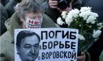 Poległ  w walce ze złodziejskim systemem – plakat  z Siergiejem Magnickim  na nielegalnej demonstracji w Moskwie  w 2012 roku 