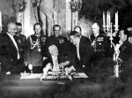 Warszawa, 23 kwietnia 1935. Prezydent Ignacy Mościcki podpisuje nową Konstytucję w Sali Rycerskiej Zamku Królewskiego. 