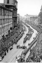 Warszawa, 17 maja 1935. Trumna z ciałem Józefa Piłsudskiego na armatniej lawecie przejeżdża Krakowskim Przedmieściem.