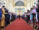 Tłum urzędników oklaskuje Władimira Putina w drodze na ceremonię zaprzysiężenia.