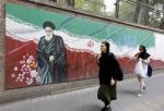 Przechodnie w Teheranie na tle muralu na ogrodzeniu byłej ambasady Stanów Zjednoczonych. Od 39 lat oba kraje nie utrzymują stosunków dyplomatycznych.