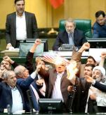 Grupa wzburzonych decyzją Trumpa irańskich posłów spaliła w środę amerykańską flagę 