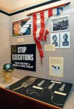 Wystawa w Texas Prison Museum w Huntsville. Placówka zasilana z pieniędzy darczyńców działa od 1989 roku i pokazuje różne oblicza teksańskiego systemu penitencjarnego – począwszy od perspektywy skazańców i ich rodzin po zatrudnionych w więzieniu.