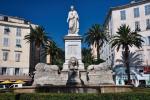 To Napoleon Bonaparte sprawił, że każdy Korsykanin poczuł się Francuzem. Jego pomnik wznosi się dziś dumnie na Place du Maréchal-Foch w Ajaccio.