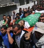 Pogrzeb Mohammeda Dwedara, 27-letniego Palestyńczyka z Gazy – jednej z 60 ofiar poniedziałkowej masakry  