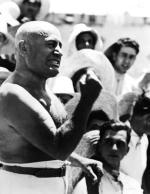 Mussolini lubił prężyć muskuły przed kamerami, kreując się na człowieka z żelaza