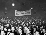 Warszawa, 22 września 1938. Manifestacja antyczeska, domagająca się zwrotu Polsce Zaolzia;  na transparencie napis: „Marszałku prowadź nas po ziemie Piastów!”. 