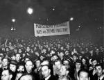 Warszawa, 22 września 1938. Manifestacja antyczeska, domagająca się zwrotu Polsce Zaolzia; na transparencie napis: „Marszałku prowadź nas po ziemie Piastów!”.
