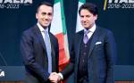 Mało znany profesor prawa Giuseppe Conte (z prawej) był w poniedziałek promowany przez Lugi di Maio na premiera Włoch.