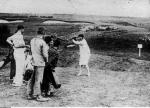Golf na nasz grunt wprowadzali obcokrajowcy mieszkający w Warszawie. Na zdjęciu księżna Maria Cristina Burbon gra  w golfa w Hiszpanii, 1929 r.