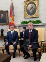 Południowokoreański prezydent 0n Jae-in (z lewej) powiedział Donaldowi Trumpowi, że jeśli szczyt z Kim Dzong Unem się uda, może liczyć na Pokojową Nagrodę Nobla.
