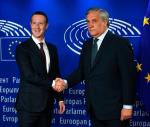 Mark Zuckerberg zapowiedział we wtorek w Parlamencie Europejskim, że Facebook będzie przestrzegał europejskiego prawa. Na zdjęciu: Mark Zuckerberg i Antonio Tajani, przewodniczący Parlamentu Europejskiego.