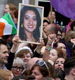 Gdy wyszły na jaw powikłania, Savita Halappanavar poprosiła o przerwanie ciąży. Szpital w Galway odmówił. 28 października 2012 r. 31-letnia kobieta zmarła. Jej śmierć stała się impulsem dla rozpoczęcia kampanii na rzecz legalizacji przerywania ciąży.