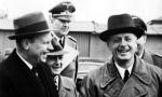 Berlin, wrzesień 1939. Minister spraw zagranicznych Rzeszy Joachim von Ribbentrop (z prawej)  z ambasadorem sowieckim w Berlinie Aleksandrem Szkwarcewem (z lewej), przed wylotem na rozmowy  w Moskwie 