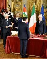 Prezydent Włoch Sergio Mattarella odbiera przysięgę od nowego premiera włoskiego rządu Giuseppe Conte (tyłem)
