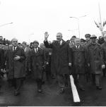 I sekretarz KC PZPR Edward Gierek w gronie oficjeli oraz budowniczych Trasy Łazienkowskiej w 1974 r.   