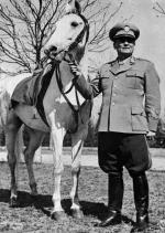 Maj 1945. Zwycięski marszałek ze swoim ulubionym koniem.  W latach późniejszych  rumak Tity doczekał się swojego pomnika 