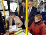 Janusz Kubicki, prezydent Zielonej Góry, podpisuje umowę na dostawę autobusów elektrycznych 