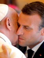 ≥Emmanuel Macron czule wita się z Franciszkiem I, aby zdobyć głosy francuskich katolików. 
