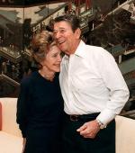 ≥5 listopada 1994 r. były prezydent USA Ronald Reagan ogłosił, że jest jednym z miliona Amerykanów cierpiących na chorobę Alzheimera. Na zdjęciu (z 1988 r.) z żoną Nancy 