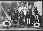 Fotografia grupowa członków osady wyścigowej (reprodukcja ze starej fotografii z 1889 roku) 