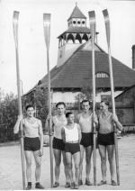 Czwórka ze sternikiem na przystani. Od lewej: Edward Kobyliński, Stanisław Urban,  sternik Jerzy Skolimowski, Janusz Ślązak i Jerzy Braun – rok 1932 