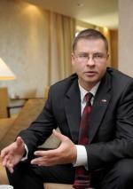 Valdis Dombrovskis jest odpowiedzialny w KE za unię walutową. W latach 2009–2014 był premierem Łotwy.