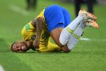 Neymar na razie pokazuje głównie efektowne upadki i grymasy 