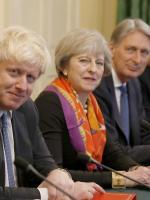 Rząd Theresy May rozdziera walka frakcji zwolenników twardego brexitu Borisa Johnsona  (po lewej) i chcących utrzymać bliskie więzi z Unią Philipa Hammonda.  