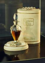 Flakon perfum Diora  z 1947 roku 
