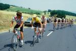 Tour de France ’85. Joël Pelier – typowy équipier (pierwszy z lewej) oraz lider i „patron” wyścigu Bernard Hinault  (w żółtej koszulce) na czele peletonu.