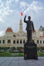  Ho Chi Minh City – pomnik „wujka Ho” stoi na tle Komitetu Ludowego. Obecnie w budynku jest ratusz.