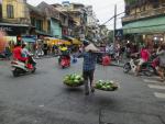 Ulice Hanoi pełne są handlarzy, niektórzy noszą cały stragan.