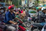 W ruchu ulicznym w Hanoi dominują skutery. W kraju jeździ ich 45 mln.