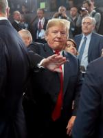 ≥Prezydent Donald Trump przedziera się przez tłum na posiedzenie liderów NATO,  poklepując przywódcę jednego z państw członkowskich 