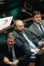 Tomasz Markowski znów chciałby być w PiS. Na zdjęciu (w środku) jako poseł tej partii, obok Marek Kuchciński i Bronisław Komorowski z PO (Sejm, 2006 r.)