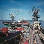 Stocznia im. Komuny Paryskiej  w Gdyni  w lipcu  1972 r. Trwa budowa  statku  w suchym doku stoczni.  
