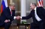 Uścisk dłoni prezydentów USA i Rosji zaraz przed rozpoczęciem rozmów w Helsinkach 