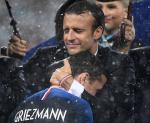 ≥Prezydent Emmanuel Macron po finale mundialu ściska napastnika zwycięskiej reprezentacji Antoine’a Griezmanna 